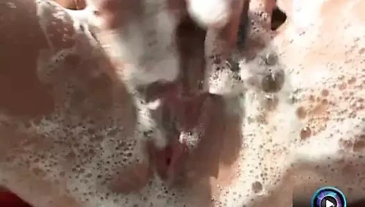 Maria belucci ıslak ve tatlı göğüsleri ile sabunlanmış alır