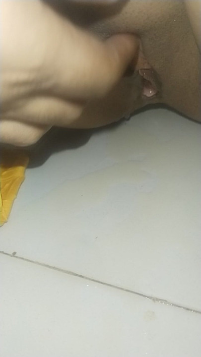 Bugün parmak atarken banyoyu mahvettim, işemem geldi