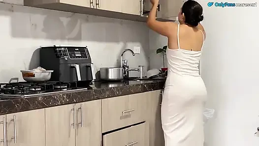 Güzel Bir Amatör Çift Mutfağı Paylaşır Ve Lezzetli Sabah Seks Yapar