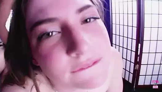 Takma yaraklı bir esmer azgın sürtüğün sıkı amını sikiyor