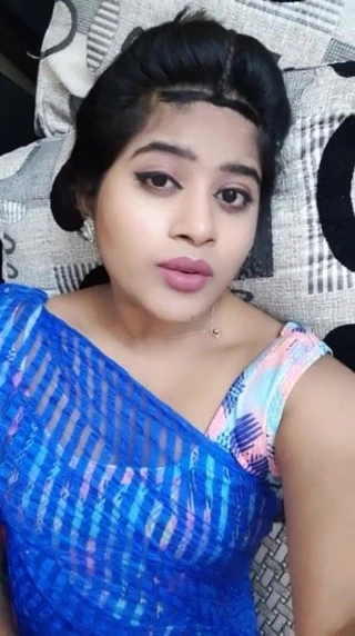 yatakta yatan mallu kız