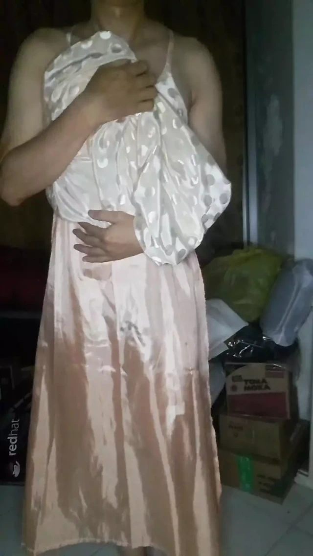 Saten uzun elbiseli polkadot travesti mastürbasyon fetişi