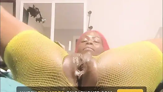 Bu amcığı aç ve senin için twerk yapıyor