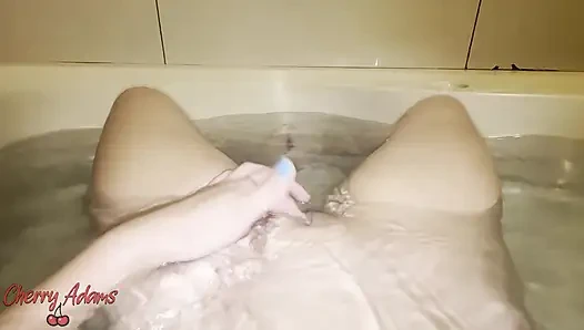 Mastürbasyon yapıp küvette ayaklarımı göstermek.
