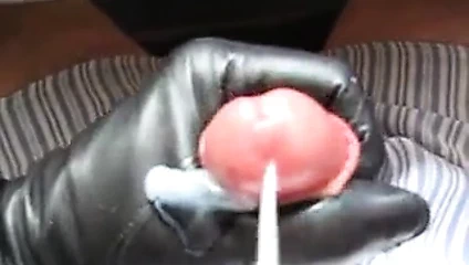 eldivenli handjob ile Cum