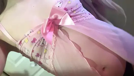 Minyon sıska vücutlu sıkı masum genç üvey kız iç çamaşırlarını gösteriyor