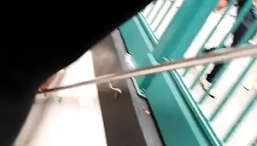 14. caddeye yürüyoruz.