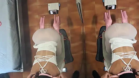 MILF bir sandalyeye bağlanıp ağzı ve vajinasını sikiştirdi