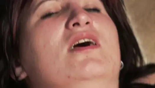 Bu vahşi partide yaraklarla oynuyor