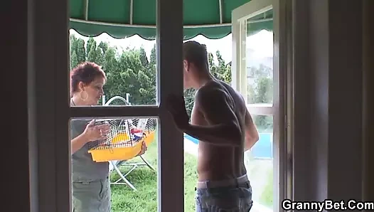 Eski olgun komşu berbat ve sürmek onun büyük çük