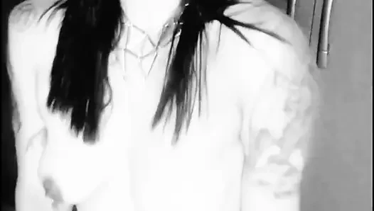 Siyah ve beyaz azdırıcı yavaş striptiz ve edepsiz konuşma mastürbasyonu