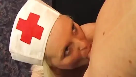 Büyük memeli sarışın hemşire barda maskeli yabancıyı boşaltıyor