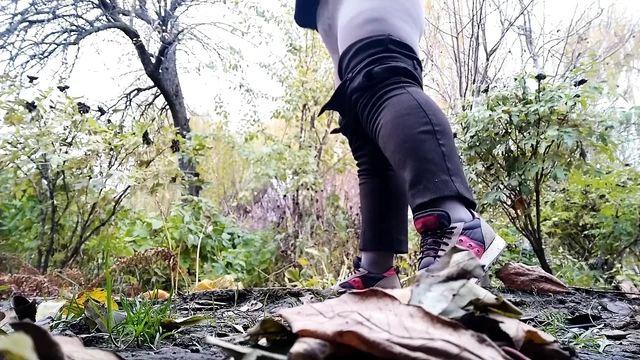 Olgun düzgün vücutlu orta yaşlı seksi kadın çömelerken işiyor