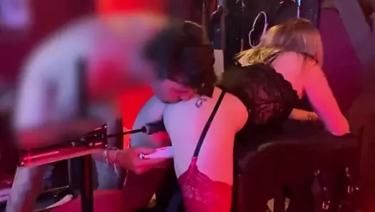 Sarışın kız makine tarafından sert becerdin.