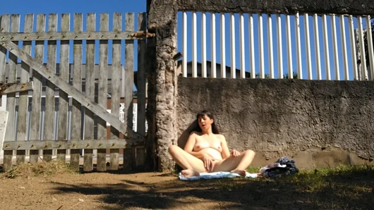 Karım bahçede çıplak mastürbasyon yapıyor