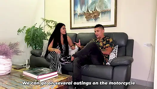 İri göğüslü esmer orta yaşlı seksi kadın yıllar aradan sonra en iyi arkadaşıyla seks yapıyor - dönüşümüne bayılıyorum!