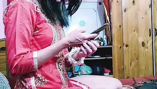 Ateşli orta yaşlı seksi kadın yarak emmeden önce sigara içiyor