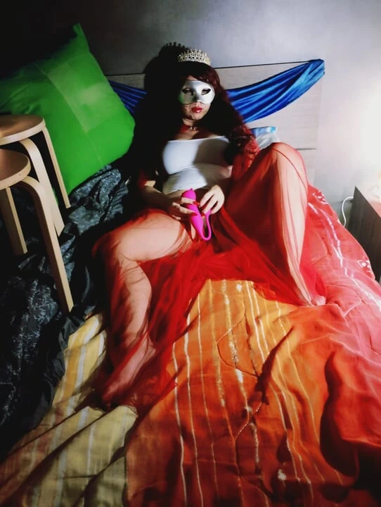 Kraliçe mastürbasyon yapıyor