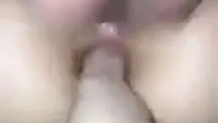 arkadasiyla sikisen karisinin gotunu parmakliyor