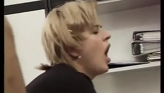 Sevimli Alman genç kızın yüzüne bolca döl boşalıyor