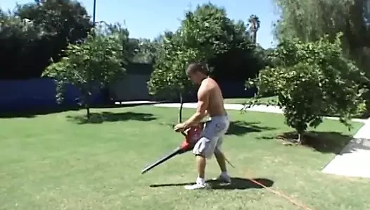 Şehvetli esmer şaşı ev hanımı yan evde yaşayan adamı baştan çıkarıyor