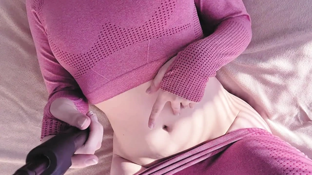 Spor taytlı sulu güzellik ıslak amcığını sıvazlıyor