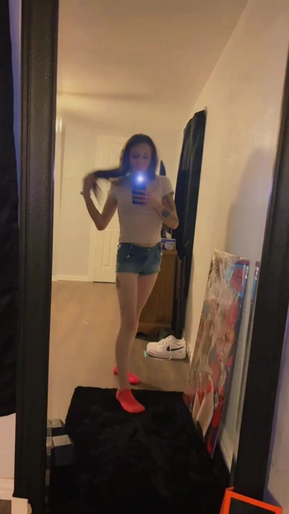 Minyon beyaz sürtük büyük yarağın küçük sıkı amını doldurmasını istiyor