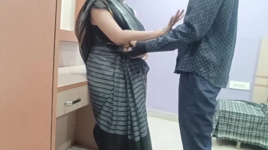 Bölüm 2, Hintli seksi üvey anne erkek arkadaşı Hintçe üvey annesiyle konuşurken üvey oğlu tarafından yakalandı