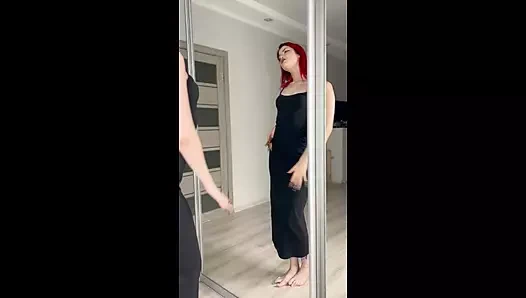 Uzun siyah dar elbiseli seksi kızıl saçlı dans ediyor