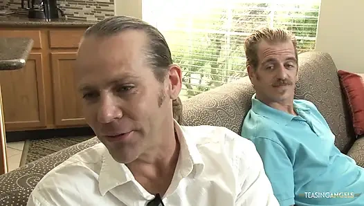 Alice Frost iki adamla üçlü seks yaptıktan sonra yüzüne büyük bir boşalma oluyor