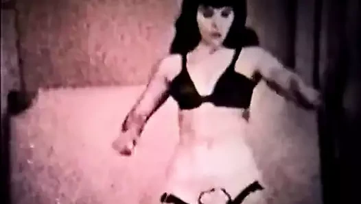 Vixen bayan vücudunu ortaya çıkarır (1950'lerde vintage)