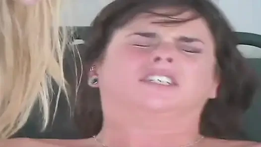 Sarışın orta yaşlı seksi kadın vahşi grup sekste amını parmaklıyor