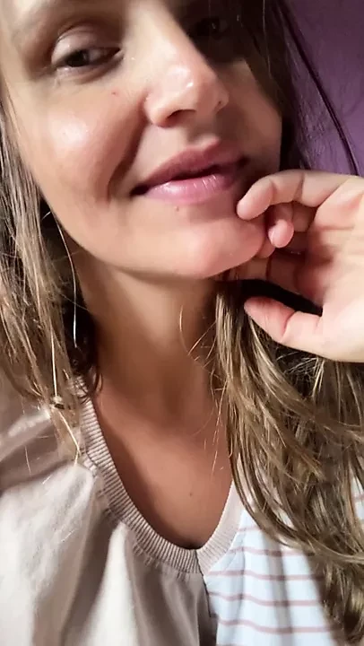 Çıplak ayak izlemek. seksi anne buruşuk tabanlar.