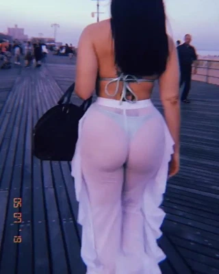 Beyaz pantolon ve tanga seksi tanrıça