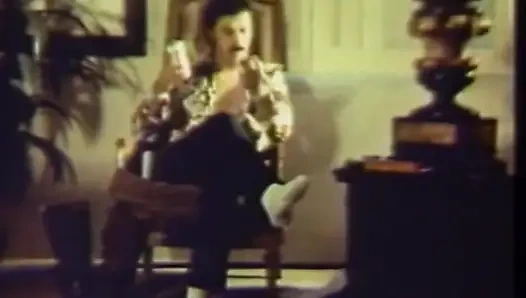 Siyah ve beyaz amcık yatak odasında yalıyor