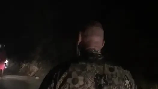 Olgun sarışının ayaklarına tapılıyor ve amcığı sert sikiliyor