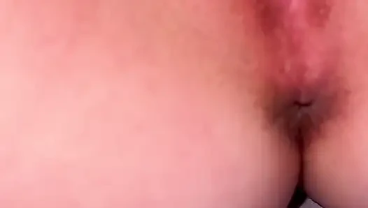 Ebeveynlerimiz evden uzaktayken azgın küçük üvey kız kardeşimi parmaklarım ve onu çok sert boşalttırıyorum