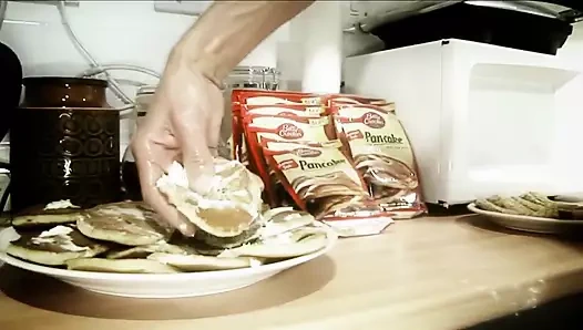 Seks uzmanı orta yaşlı seksi kadın Cindy Behr iki yumuşak göğüslü ve pürüzsüz amcıklı bir sürtük ateşli fetiş oyununda heyecanlanıyor