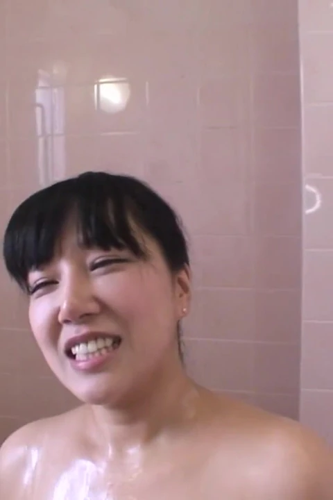 Tombul Japon orta yaşlı seksi kadın meme sikişi ve dölleme