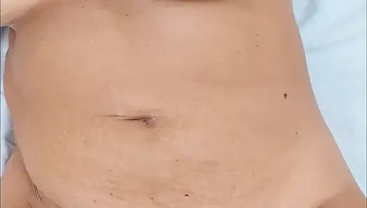 Büyük doğal memeli seksi orta yaşlı seksi kadın çıplak güneşlenir ve vücudunu sergiler