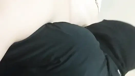 Fışkırtmak isteyen güzel bir kızın amına diliyle nazik masaj