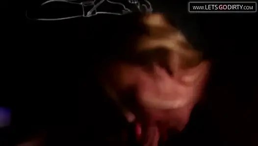 Sarışın orta yaşlı seksi kadın büyük bir yarak emdikten sonra ağzına boşaltılıyor