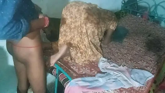 Hintli evli kadın domaltarak sert seks yapıyor