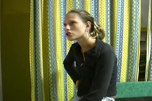 İnce ve çekici alman genç onu traş twat memnun alır