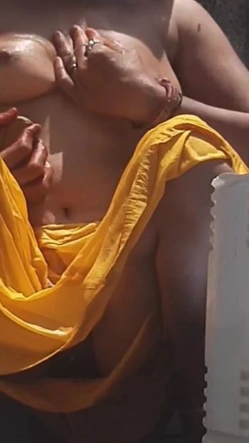 Сногсшибательный момент из "Сводная сестра дези принимает ванну в открытой ванной, раздевается и показывает красивое тело головы",