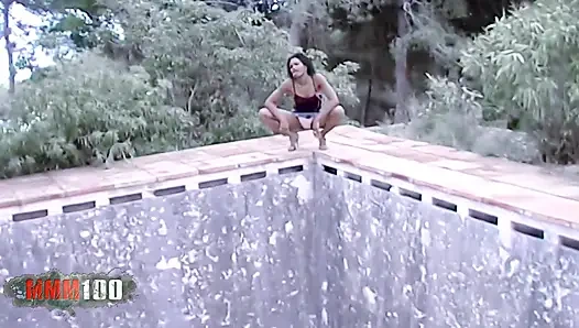 Shania Shania Strip eski terk edilmiş bir yüzme havuzunun yanında