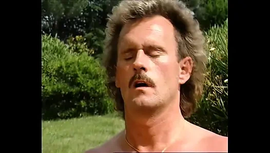 Üçlü seks - iki ateşli İtalyan orta yaşlı seksi kadın büyük bir İtalyan yarağını paylaşıyor