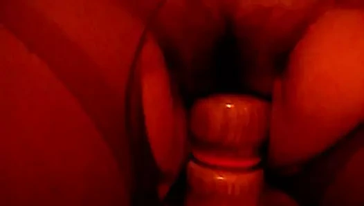 Yine yatak bacağını kullandı ve uzun dildo