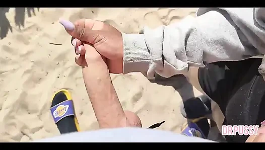 Hamile kadın kocası tarafından terk ediliyor ve plajda bir yabancıya tüm alana kadar haberi olmadan mastürbasyon yapıyor