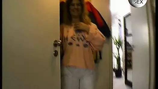 Blonde Mutter besorgt es sich in der Dusche